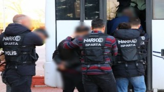 Ispartada uyuşturucu suçlarından aranan 3 kişi yakalandı