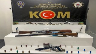 Ispartada yasa dışı silah ve mühimmat ele geçirdi