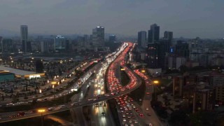 İstanbul Anadolu yakasında oluşan trafik yoğunluğu havadan görüntülendi