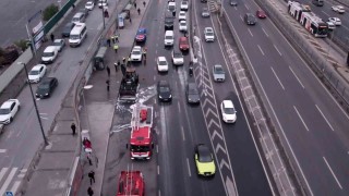 İstanbulda alevlere teslim olan iş makinesi kül oldu: Trafikte oluşan yoğunluk dronla görüntülendi