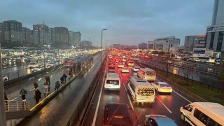 İstanbulda yağışla birlikte trafik yoğunluğu yüzde 90a ulaştı