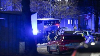 İsveçte otobüsün durağa daldığı kazada 3 kişi öldü, 3 kişi yaralandı