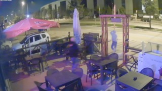 İşyerine defalarca giren hırsızı sopayla kovaladı: o anlar kamerada