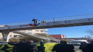 İtfaiyenin kurduğu havalı atlama minderi, hayatta tuttu