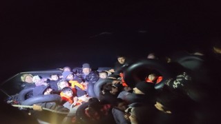 İzmir açıklarında 14 göçmen kurtarıldı, 35 göçmen yakalandı