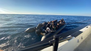 İzmir açıklarında 63 düzensiz göçmen yakalandı