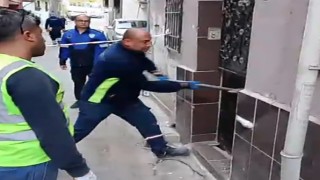 İzmir Büyükşehir ekipleri vatandaşın evine balyozla girdi