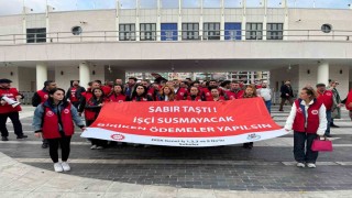 İzmir Büyükşehir önünde işçilerden oturma eylemi