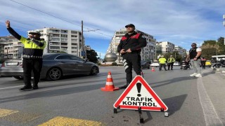 İzmir Konakta 30 farklı noktada dar alan uygulaması: 258 araca ceza kesildi