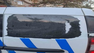 İzmirde polis aracına saldırıp camı kırdılar