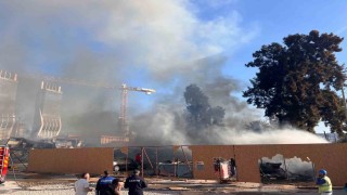 İzmirde şantiyede yangın, gökyüzünü siyah dumanlar kapladı
