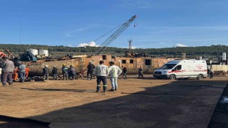 İzmirde üzerine parça düşen işçi hayatını kaybetti