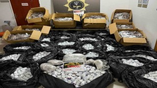 İzmirde zehir deposuna baskın: Yarım milyondan fazla uyuşturucu hap ele geçirildi