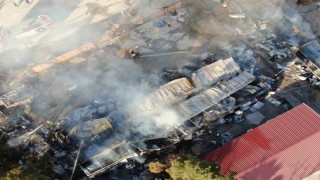 İzmirdeki yangında 5 konteyner ve 2 araç kül oldu