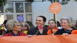 İzmirli kadınlardan turuncu yürüyüş