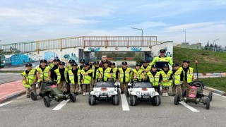 Jandarma ekipleri öğrencilere trafik kurallarını uygulamalı anlatıyor