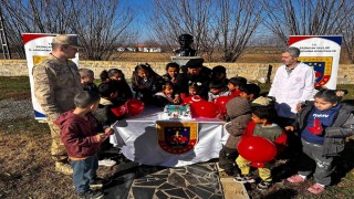 Jandarma ekiplerinden öğrencilere Çocuk Hakları Günü sürprizi