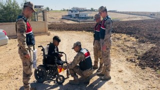 Jandarma engelli gencin reflektör talebini yerine getirdi