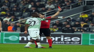 Jhon Duran, kırmızı kart gördü