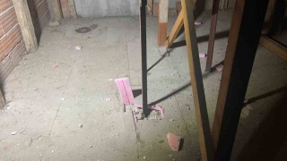 Kabus gibi gece: Yıldırım 4 katlı binanın çatısına düştü, mahalleli sokağa döküldü