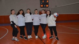 Kadın öğretmenlerden oluşan voleybol takımı erkeklere meydan okuyor