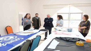 Kadınlar afişleri şık çantalara dönüştürüyor