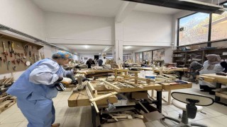 Kadınlar ahşap atölyesinde hem öğreniyor hem üretiyor