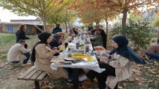 Kadınlar atölyede atıkları dönüştürüyor