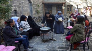 Kadınlar doğal şifa karışımlarını öğreniyor