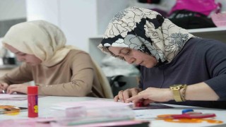 Kadınlar hem öğreniyor hem aile bütçelerine katkı sağlıyor