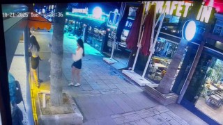 Kafeye gelenler cam kapıyı fark etmeyerek çarptı, çalışanlar Biz de ne yapacağımızı şaşırdık dedi