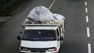 Kağıt taşıyan araçtan Kuran-ı Kerim sayfaları savruldu: 2 kişi hakkında işlem başlatıldı