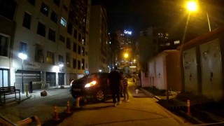 Kağıthanede ters yöne giren sürücü bariyere çıkarak askıda kaldı, o anlar kamerada