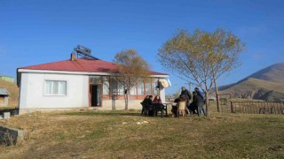 Kahraman öğretmenler devamsızlık yapan öğrenciler için köy köy geziyor