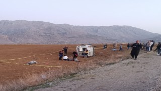 Kahramanmaraşta işçileri taşıyan minibüs takla attı: 2 ölü, 7 yaralı