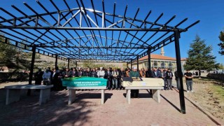 Kahreden kaza: Öğretmenin aracının çarpması sonucu hayatını kaybeden öğrenci toprağa verildi