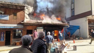 Kalaycı dükkanındaki yangını söndürmek için seferber oldular
