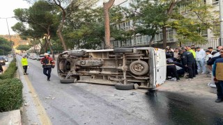 Kaldırıma çarpıp takla attı, park halindeki araçlara çarparak durabildi