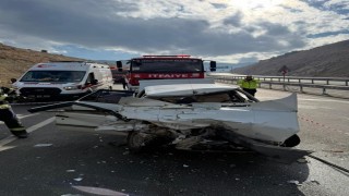Kamyona arkadan çarpan otomobil hurdaya döndü; 1 ölü 1 yaralı