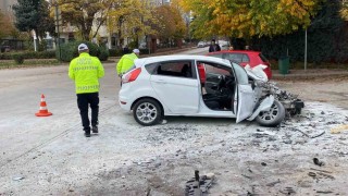 Kamyona yandan çarpan aracın 70 yaşındaki sürücüsü hayatını kaybetti