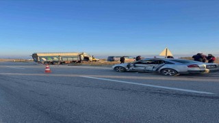 Kamyonet ile otomobil çarpıştı 6 kisi yaralandı