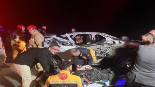 Kamyonete arkadan çarpan otomobil hurda yığınına döndü: 1 ölü, 2 yaralı