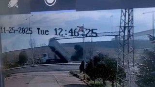 Kamyonun açılan damperi direkleri yıktı, o anlar kameraya yansıdı