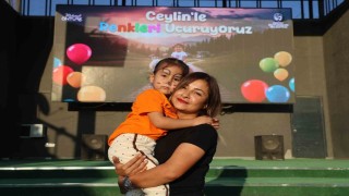 Kansere karşı savaşını kazanan Ceylinin zaferi gökyüzüne bırakılan balonlarla kutlandı