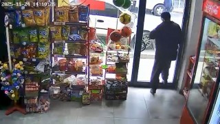 Kapıyı fark etmedi, kafasıyla camı kırdı