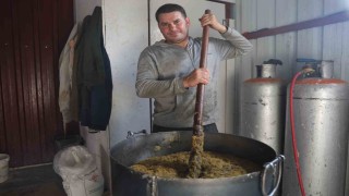 Kara kazanda pişen zeytinyağlı defne sabunu Türkiyenin dört bir yanından rağbet görüyor