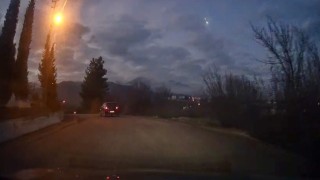 Karabükte gökyüzünü bir anda aydınlatan cisim kamerada