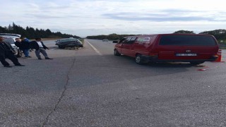 Karacabeyde iki otomobil çarpıştı: 2 yaralı