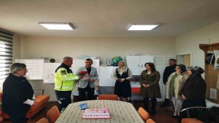 Karacabeyde jandarmadan Öğretmenler Gününde anlamlı ziyaret