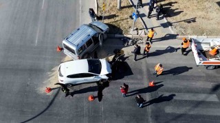 Karamanda hafif ticari araçla otomobil çarpıştı: 3 yaralı